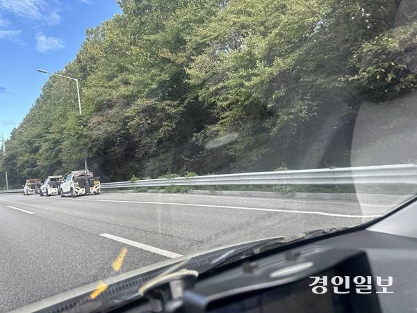 17일 오전 성남시 분당구 경부고속도로(서울 방면)의 한 포켓차로에 견인차 세 대가 나란히 주차돼 있다. 세워진 견인차 앞쪽으로 정차를 시도해보니, 공간이 비좁아 차선이 좁아지는 부분에 정차할 수밖에 없었다. 2025.10.17 /목은수기자wood@kyeongin.com