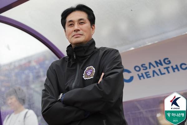 유병훈 FC안양 감독이 지난 18일 안양종합운동장에서 김천상무와의 리그 33라운드 경기를 지켜보고 있다. 2025.10.18 /한국프로축구연맹 제공