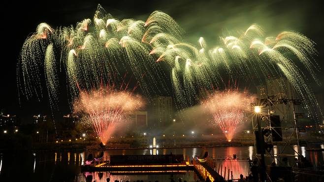김포한강공원에서 개최한 라베니체 축제에서 화려한 불꽃쇼가 펼쳐지고 있다. 사진=김포시청
