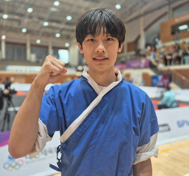 19일 부산보건대 체육관에서 열린 제106회 전국체육대회 택견 남자 18세이하부 67㎏(도·개·걸)급서 우승한 노현도(화성 정현고)가 기념사진을 찍고 있다. 이건우기자
