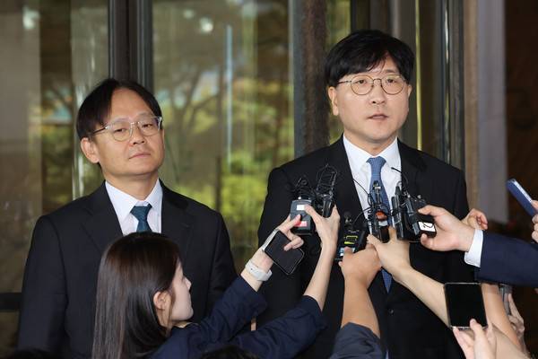 최태원 SK그룹 회장과 노소영 아트센터 나비 관장의 이혼 소송 상고심 선고가 파기환송으로 판결이 난 16일 서울 서초구 대법원 앞에서 최 회장 측 소송대리인단인 민철기(왼쪽)·이재근 변호사가 판결 결과에 대한 입장을 발표하고 있다. 대법은 노태우&nbsp;전 대통령 300억원 금전 지원은 재산분할에 있어 노 관장 기여로 참작할 수 없다고 판단하며 최 회장이 노 관장에게 재산분할로 1조3천억원이 넘는 돈을 지급하라는 2심 판결을 기각했다. 2025.10.16 [사진=연합뉴스]