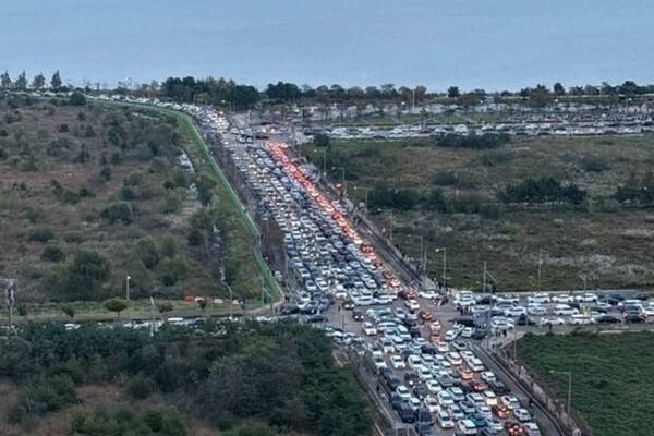 18일 인천 영종국제도시 씨사이드파크에서 열린 '2025 영종 불꽃페스타'가 끝난 후 극심한 교통 정체가 발생했다.<사진=독자 제공>