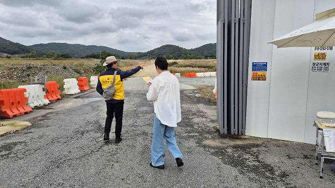 참가자들이 국가상징구역 설명 리플렛을 유심히 살펴보고 있다.