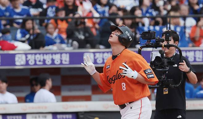 19일 대전한화생명볼파크에서 열린 2025 프로야구 KBO리그 포스트시즌 플레이오프 2차전 삼성 라이온즈와 한화 이글스의 경기. 9회말 무사 한화 노시환이 좌월 솔로 홈런을 치고 그라운드를 돌고 있다. 2025.10.19 사진=연합뉴스.