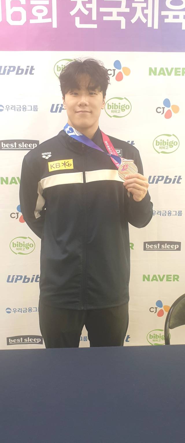 지유찬 선수가 18일 부산사직종합운동장 실내수영장에서 열린 제106회 전국체육대회남자 경영 남자 일반부 접형 50m 동메달을 목에 걸고 인터뷰를 하고 있다. 전창훈 기자