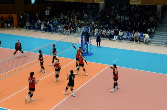 진주 선명여고 선수들이 득점 후 환호하고 있다. 정희성기자