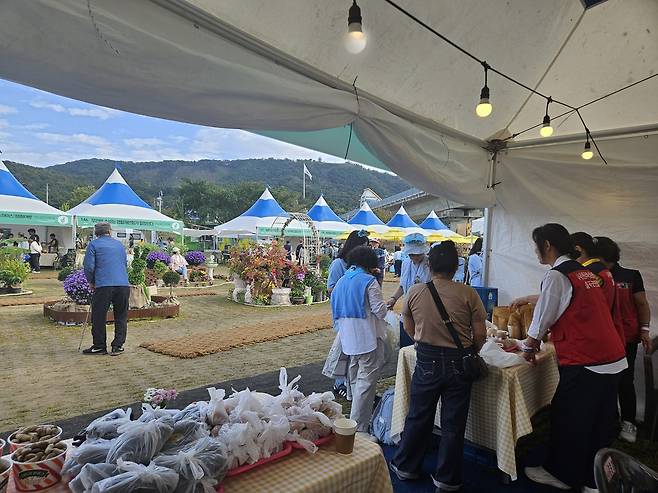 방문객들이 칠곡군 농·특산물을 구매하고 있다. /박호평 기자