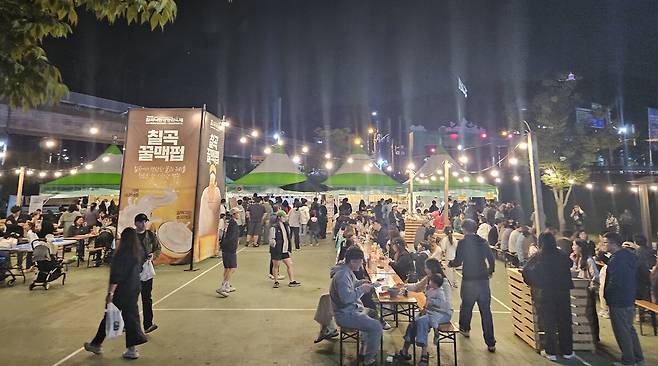행사장 내 먹거리 부스 전경. /박호평 기자
