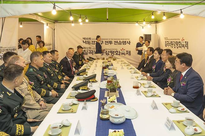 행사에 앞서, 김재욱 군수(오른쪽 세번째)와 이상승 의장(오른쪽 첫번째) 등 행사관계자들이 다과회를 가지고 있다. /칠곡군 제공