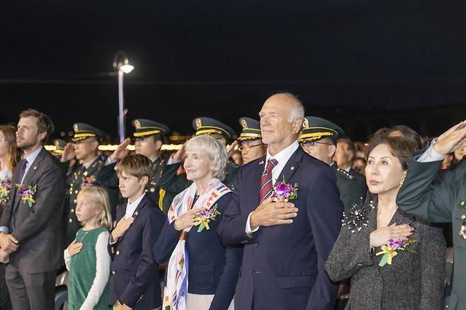 내빈들이 국민의례를 하고 있다./칠곡군 제공