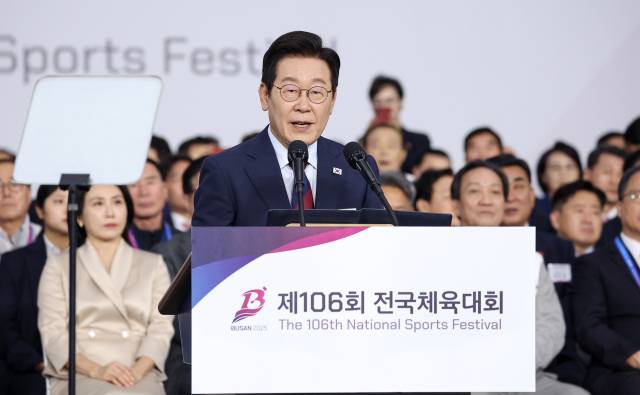 이재명 대통령이 17일 부산아시아드주경기장에서 전국체전 개막식 기념사를 하고 있다. 연합뉴스