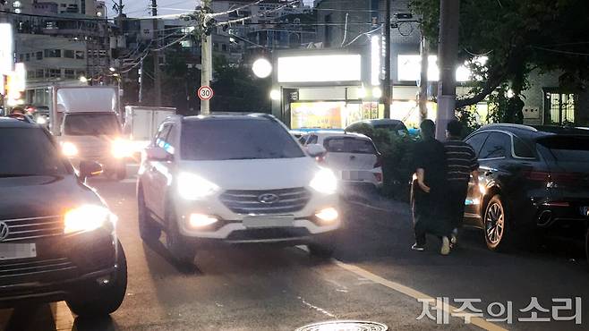 주정차 차량과 주행 중인 차량, 보행자가 뒤섞여 있는 모습. ⓒ제주의소리
