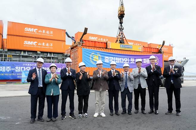 제주특별자치도는 지난 18일 제주항 국제여객터미널에서 '제주~칭다오 정기 컨테이너선 첫 입항식'을 열고, 제주 해상물류의 새 시대 개막을 선언했다.&nbsp;