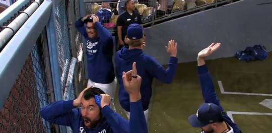 ​다저스 불펜투수들이 오타니의 홈런을 보고 놀라는 장면​