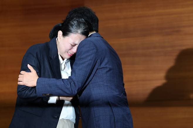 고 오요안나 어머니 장연미 씨와 안형준 MBC 사장(사진=뉴스1)