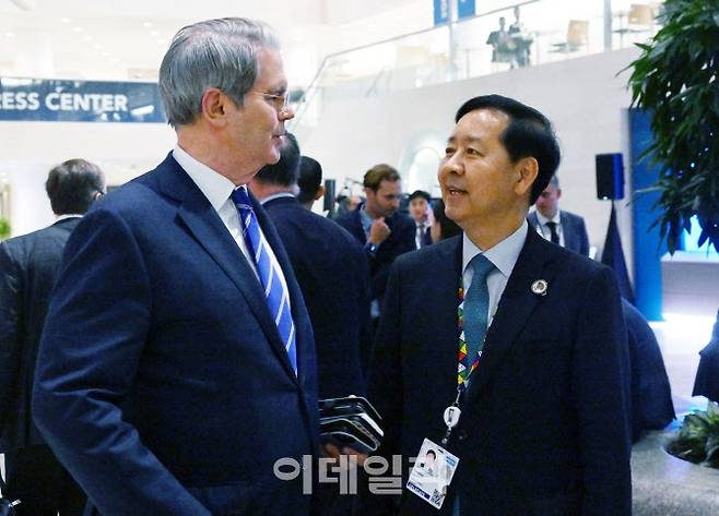 구윤철 부총리 겸 기획재정부 장관이 10월 15일 저녁(현지시간) 국제통화기금(IMF)에서 주요 20개국(G20) 재무장관회의 계기로 스콧 베센트 미국 재무장관을 만나 양자간의 관심사에 대해 의견을 교환하고 있다.(사진=기재부)