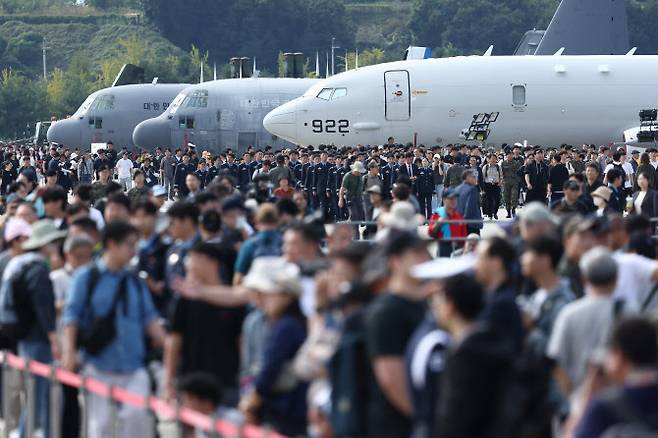 17일 경기도 성남시 서울공항에서 열린 ‘서울 국제항공우주 및 방위산업 전시회(ADEX)’에서 관람객들이 전시를 둘러보고 있다. (사진=연합뉴스)