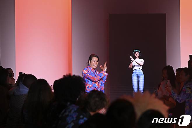 뉴욕 패션위크 런웨이에서 틸다와 박윤희 디자이너가 함께 관객들에게 인사하는 모습. (LG 제공) 2022.7.17/뉴스1