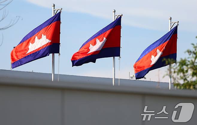 15일(현지시간) 캄보디아 테초국제공항에 게양된 캄보디아 국기. 2025.10.15/뉴스1 ⓒ News1 김도우 기자