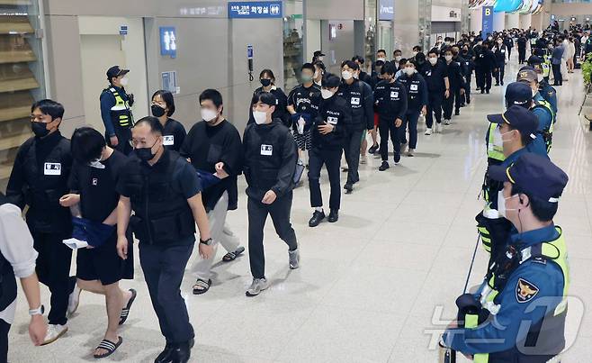 캄보디아 당국의 범죄단지 단속으로 적발돼 구금됐던 한국인들이 18일 오전 인천국제공항 2터미널을 통해 송환되고 있다. (공동취재) 2025.10.18/뉴스1 ⓒ News1 박지혜 기자