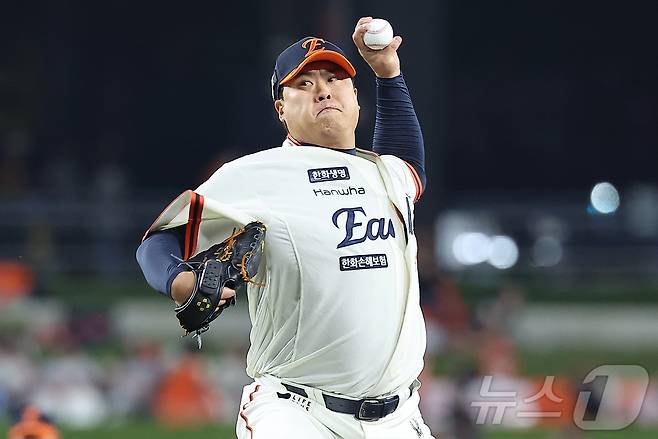 26일 오후 대전 한화생명 볼파크에서 열린 프로야구 '2025 신한 SOL뱅크 KBO 리그' LG 트윈스와 한화 이글스의 경기, 한화 선발 류현진이 1회초 등판해 힘차게 공을 던지고 있다. 2025.9.26/뉴스1 ⓒ News1 김진환 기자