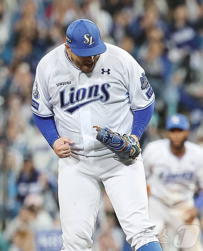 14일 오후 대구 삼성라이온즈파크에서 열린 프로야구 2025 신한 SOL뱅크 KBO 준플레이오프 4차전 SSG 랜더스와 삼성 라이온즈의 경기, 삼성 선발 후라도가 7회초 2사 1루 SSG 김성욱을 유격수 앞 땅볼로 처리한 뒤 포효하고 있다. 2025.10.14/뉴스1 ⓒ News1 김진환 기자