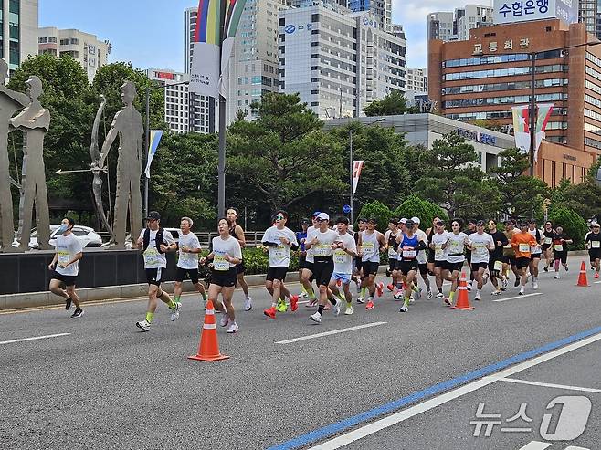19일 서울 송파구 잠실 일대에서는 '2025 스타일런 with 송파구'가 개최됐다.ⓒ 뉴스1/김진희 기자.