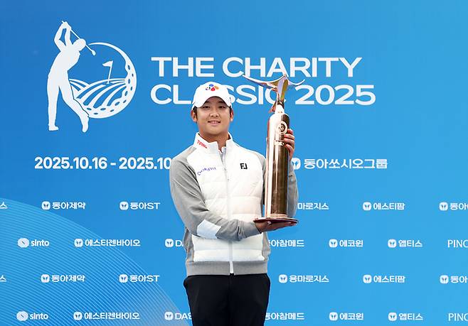 최승빈이 19일 서원밸리CC에서 열린 KPGA투어 더채리티클래식 2025에서 우승을 차지한 뒤 트로피를 들고 포즈를 취하고 있다. 사진 | KPGA