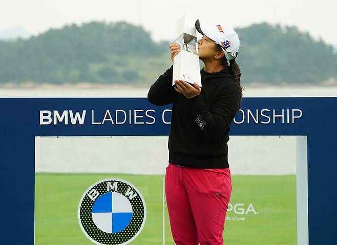 김세영이 19일 열린 LPGA 투어 BMW 레이디스 챔피언십 최종 라운드에서 우승을 차지한 후 트로피에 입맞춤을 하고 있다. 사진 | 대회 조직위