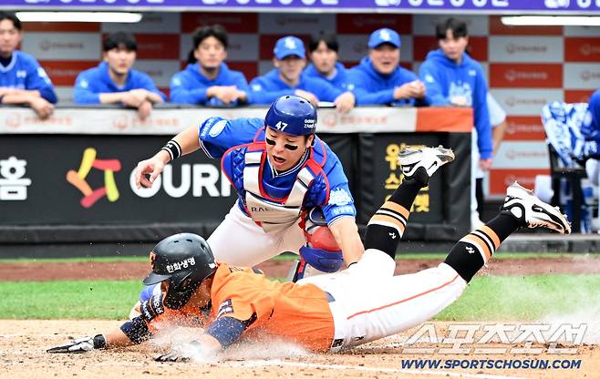 18일 대전한화생명볼파크에서 열린 삼성과 한화의 PO 1차전. 2회말 2사 2,3루 손아섭의 투수 앞 땅볼때 3루주자 김태연이 득점을 성공하고 있다. 대전=허상욱 기자wook@sportschosun.com/2025.10.18/