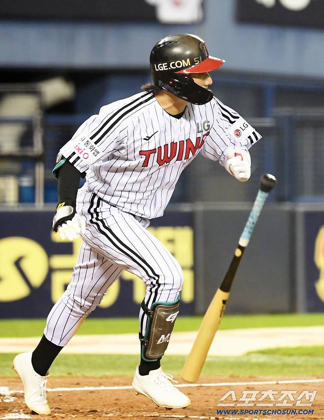 2일 잠실구장에서 열린 LG 트윈스와 롯데 자이언츠의 경기. 3회말 1사 2루 LG 신민재가 적시타를 날리고 있다. 잠실=박재만 기자 pjm@sportschosun.com/2025.09.02/