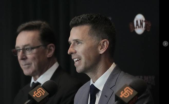 2024년 10월 샌프란시스코 사장 취임식에서 인터뷰하고 있는 버스터 포지. 왼쪽이 밥 멜빈 감독이다. AP연합뉴스