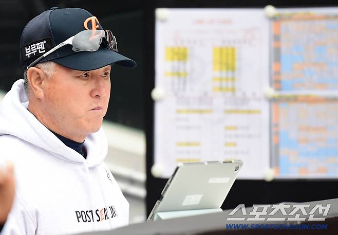 18일 대전 한화생명볼파크에서 열린 삼성과 한화의 PO 1차전. 그라운드 바라보는 한화 김경문 감독. 대전=송정헌 기자songs@sportschosun.com/2025.10.18/