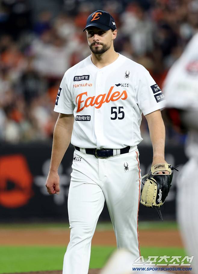 30일 대전한화생명볼파크에서 열린 롯데와 한화의 경기, 6회초 투구를 마친 와이스가 더그아웃으로 향하고 있다. 대전=허상욱 기자wook@sportschosun.com/2025.09.30/