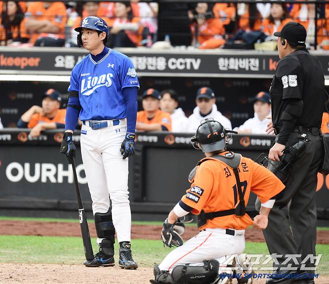 18일 대전 한화생명볼파크에서 열린 삼성과 한화의 PO 1차전. 3회초 무사 1, 3루. 한화 폰세의 투구에 불만을 나타내는 삼성 구자욱. 대전=송정헌 기자songs@sportschosun.com/2025.10.18/