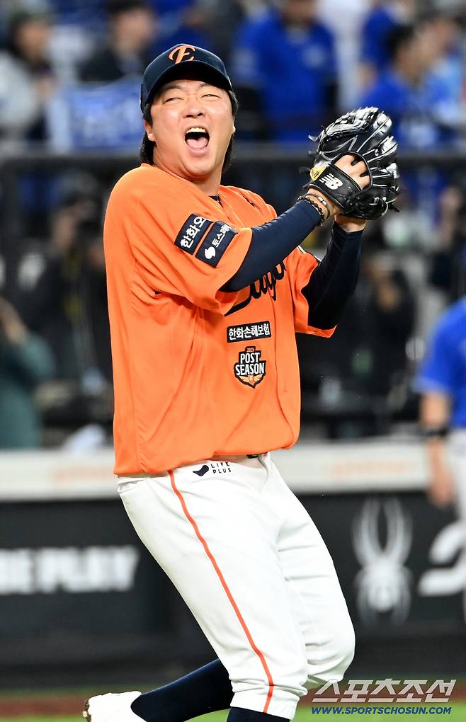 18일 대전한화생명볼파크에서 열린 삼성과 한화의 PO 1차전. 한화가 9대8로 승리했다. 경기를 끝낸 후 환호하는 김범수의 모습. 대전=허상욱 기자wook@sportschosun.com/2025.10.18/