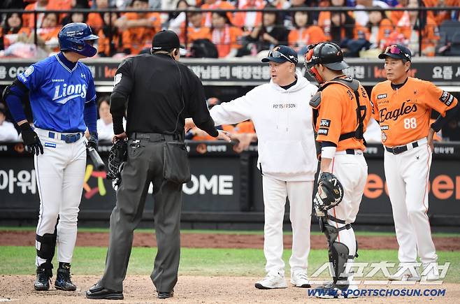 18일 대전 한화생명볼파크에서 열린 삼성과 한화의 PO 1차전. 3회초 무사 1, 3루. 구자욱 타석 때 심판에게 어필하는 한화 김경문 감독. 대전=송정헌 기자songs@sportschosun.com/2025.10.18/