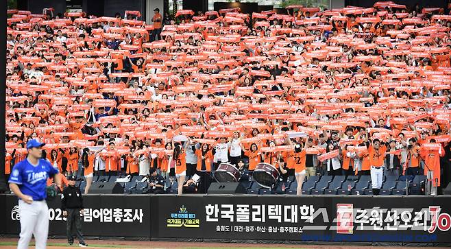 19일 대전 한화생명볼파크에서 열린 삼성과 한화의 PO 2차전. 열정적으로 응원하는 한화 야구팬들. 대전=송정헌 기자songs@sportschosun.com/2025.10.19/
