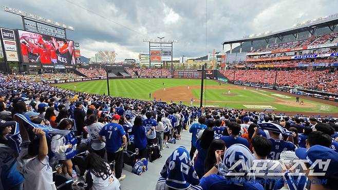 응원 대결 펼치는 삼성-한화 야구팬들.