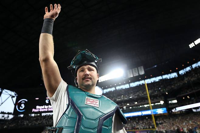 시애틀 매리너스 칼 롤리가 18일(한국시각) 토론토와의 ALCS 5차전 승리 후 환호하는 홈팬들을 향해 손을 들어 답하고 있다. AFP연합뉴스