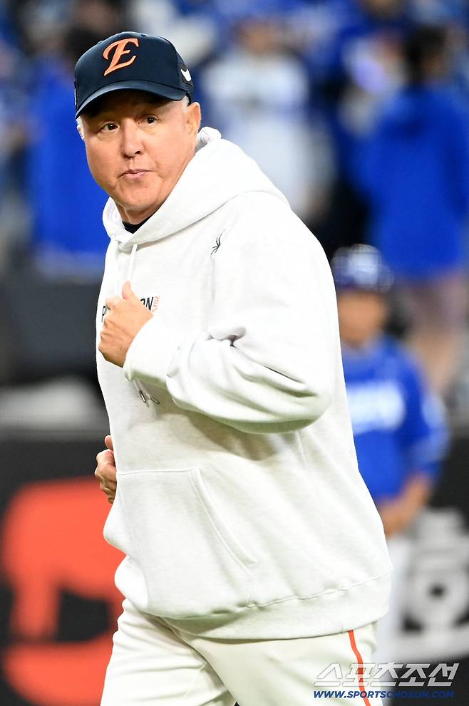 18일 대전한화생명볼파크에서 열린 삼성과 한화의 PO 1차전. 9회초 김경문 감독이 마운드에 올라 김서현과 내야진을 격려한 뒤 발걸음을 옮기고 있다. 대전=허상욱 기자wook@sportschosun.com/2025.10.18/