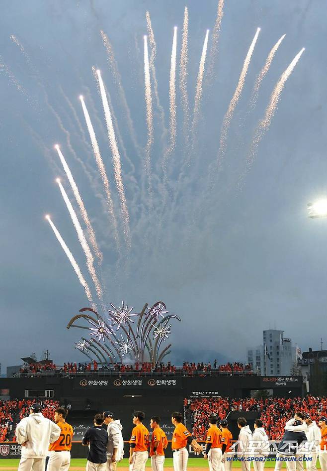 19일 대전 한화생명볼파크에서 열린 삼성과 한화의 PO 2차전. 삼성이 한화에 승리했다. 경기 종료 후 불꽃쇼가 펼쳐지고 있는 대전 볼파크. 대전=송정헌 기자songs@sportschosun.com/2025.10.19/