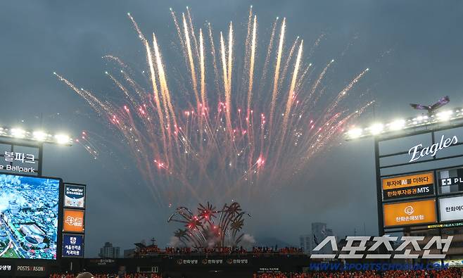 19일 대전 한화생명볼파크에서 열린 삼성과 한화의 PO 2차전. 삼성이 한화에 승리했다. 경기 종료 후 불꽃쇼가 펼쳐지고 있는 대전 볼파크. 대전=송정헌 기자songs@sportschosun.com/2025.10.19/