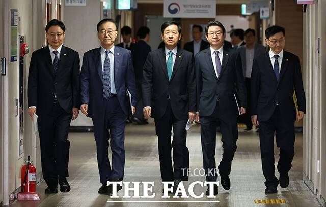 구윤철 부총리 겸 기획재정부 장관(가운데)과 김윤덕 국토교통부 장관, 윤창렬 국무조정실장, 이억원 금융위원장, 임광현 국세청장이 지난 15일 오전 서울 종로구 정부서울청사에서 열린 주택시장 안정화 대책 관계부처 합동브리핑에 참석하고 있다. /임영무 기자