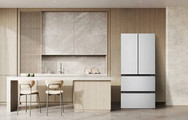 LG전자가 AI로 김치 맛은 더 살리고, 구독 케어십 서비스로 위생 관리는 더 강화한 김치냉장고 신제품을 출시했다. LG전자 김치냉장고 신제품이 집 안 공간에 조화롭게 배치된 모습.(사진=LG전자)