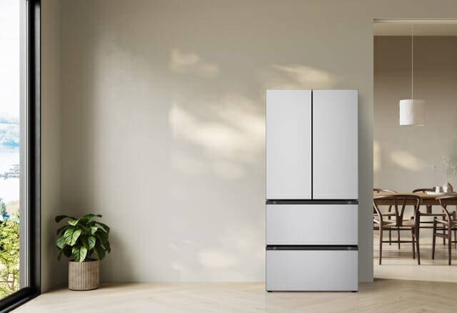 LG전자가 AI로 김치 맛은 더 살리고, 구독 케어십 서비스로 위생 관리는 더 강화한 김치냉장고 신제품을 출시했다. LG전자 김치냉장고 신제품이 집 안 공간에 조화롭게 배치된 모습.(사진=LG전자)