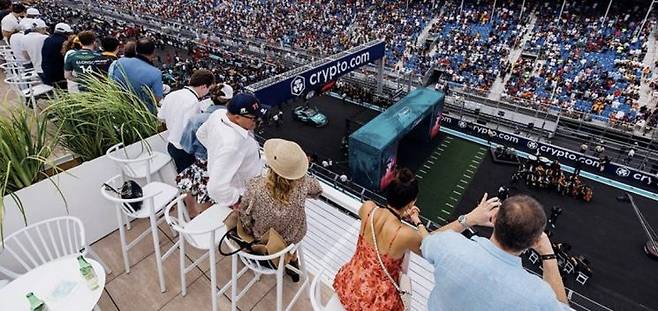 고액 후원가나 VIP 팬들에게만 제공되는 '패독 클럽' 모습. F1 홈페이지