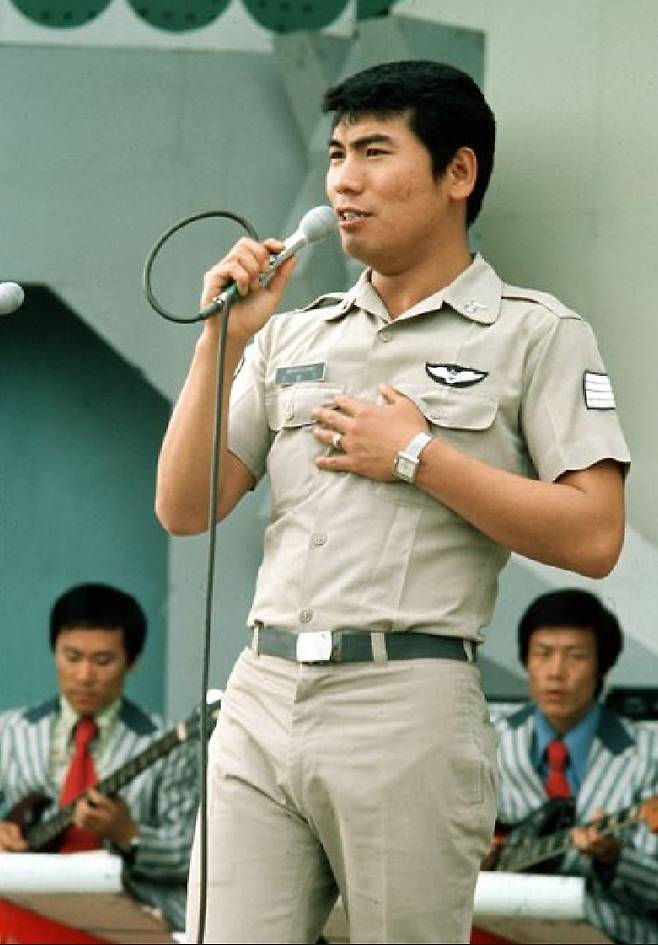 1970년대 위문열차에 출연했던 가수 나훈아씨의 모습. /위문열차 제작진 제공