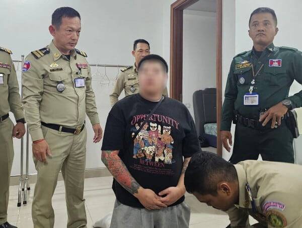 김병주 더불어민주당 의원은 18일 캄보디아 수도 프놈펜에 감금됐던 정모씨 등 한국 청년 3명을 구출했다고 밝혔다. 본지는 캄보디아 경찰이 정씨를 구출하던 당시 사진을 입수했다. 무릎을 꿇고 있는 인물이 정씨. /독자 제공