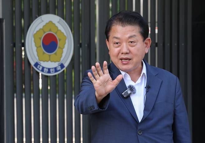 18일 오후 캄보디아 프놈펜 주캄보디아 한국대사관 앞에서 김병주 더불어민주당 의원이 캄보디아에 감금됐던 한국 청년 3명 구출 경위 등과 관련해 기자회견을 하고 있다. /박성원 기자